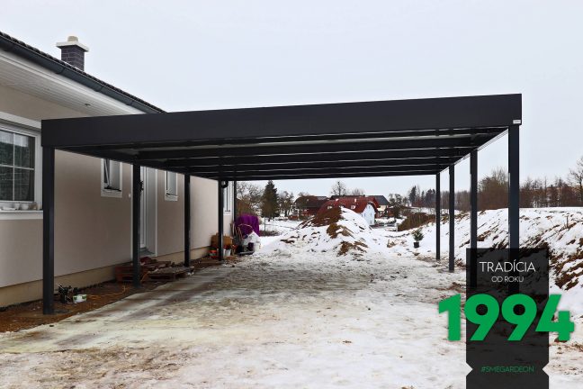 Prístrešok pre dve autá pred domom