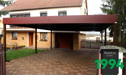 Prístrešok pre dve autá v hnedej farbe