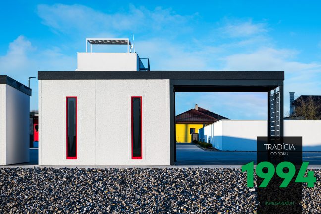 Záhradný domček s prístreškom a dvoma červenými svetlíkmi