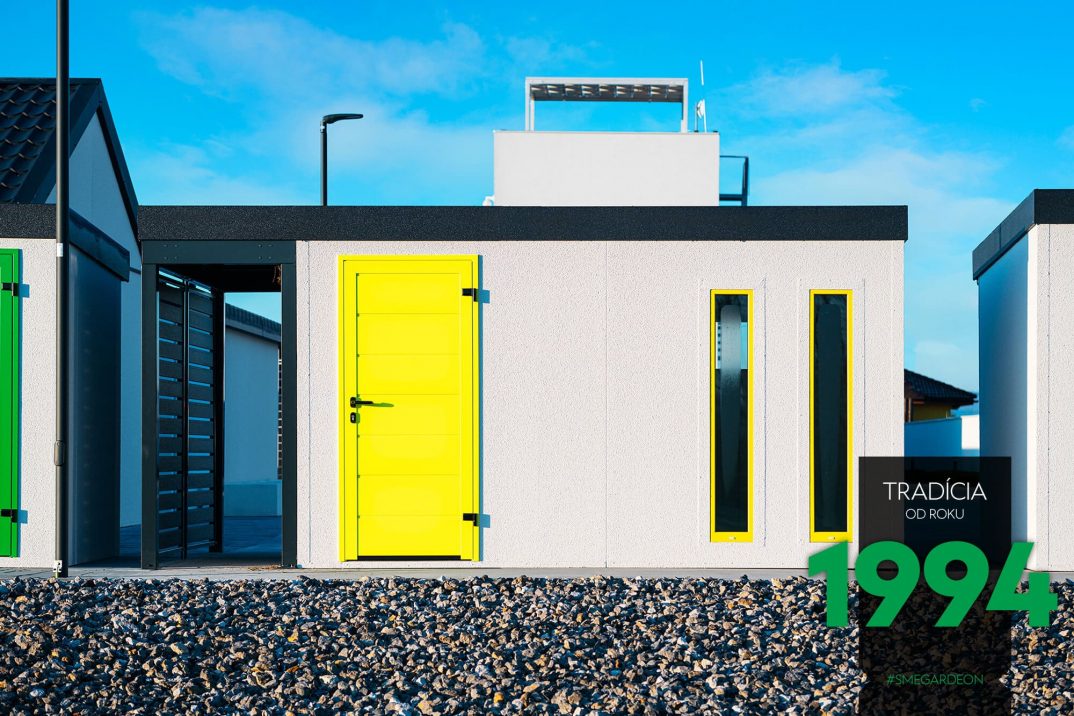 Záhradný domček so žltými dverami a dvoma svetlíkmi spolu s 1 metrovým prístreškom