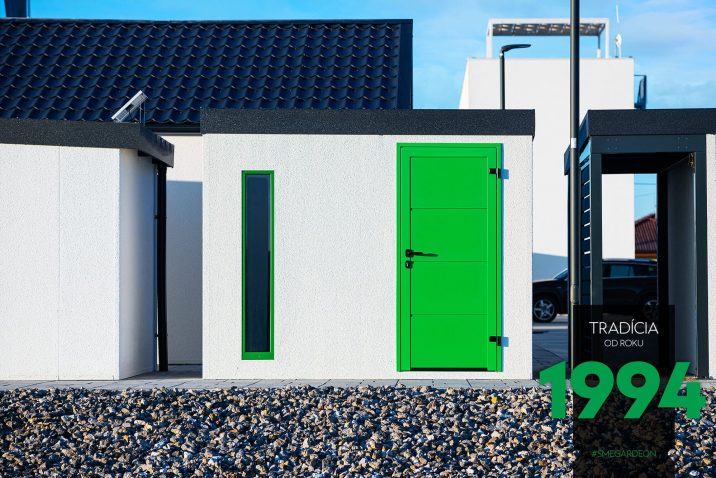 Záhradný domček so zelenými sverami a zeleným svetlíkom