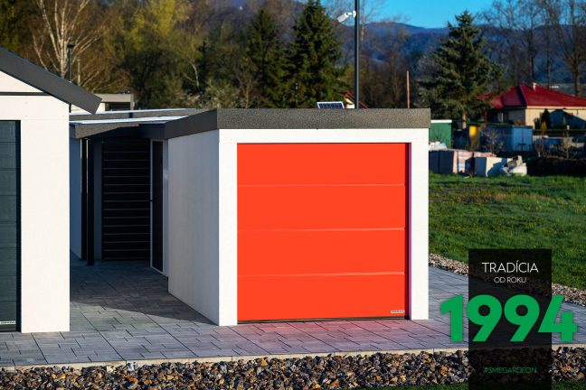 Garáž na motorku s červenou bránou