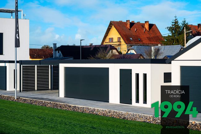 Atypická garáž s prístreškom na pravej strane