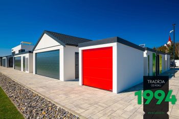 Garáž pre jedno auto s červenou bránou