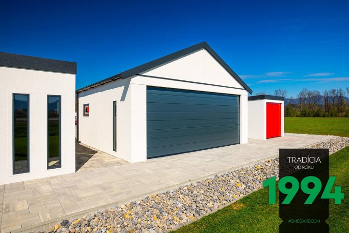 Garáž pre dve autá so sedlovou strechou v bielej omietke