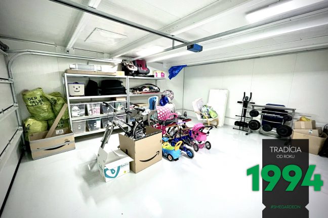 Police s kočíkmi a krabicami vo vnútri montovanej stavby