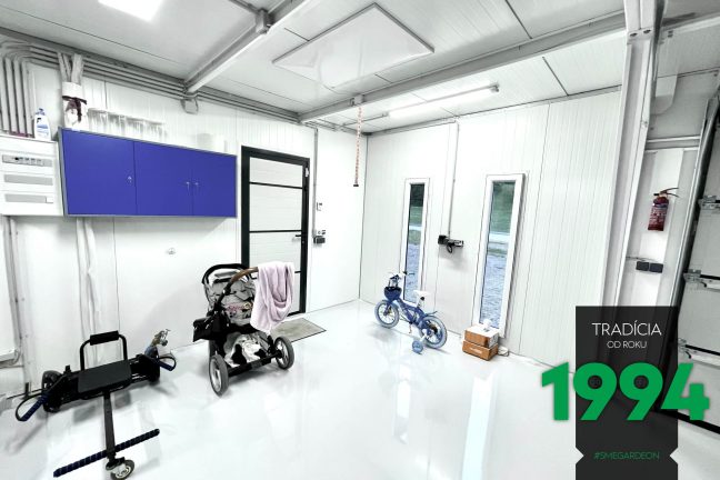 Dvere s dvoma bielymi svetlíkmi