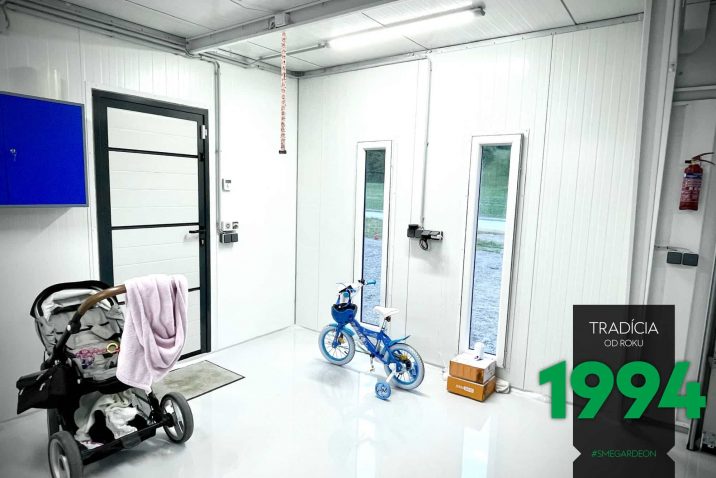 Modrý bicykel pri svetlíkoch