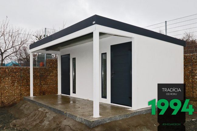 Záhradný domček s prístreškom vpredu