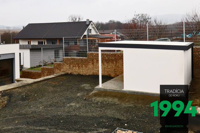 Záhradný domček s prístreškom na vyvýšenom mieste