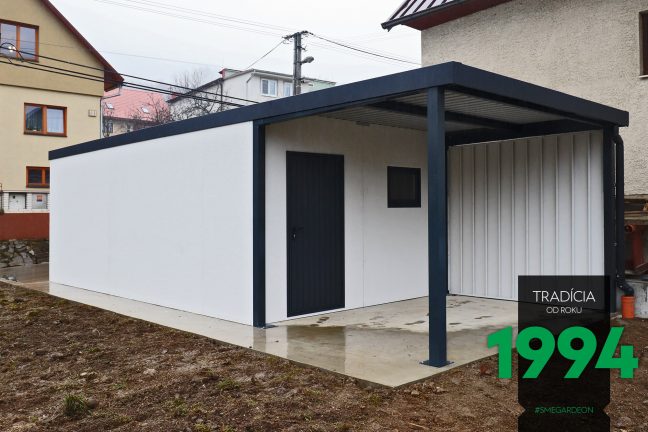 Záhradný domček s prístreškom vpredu