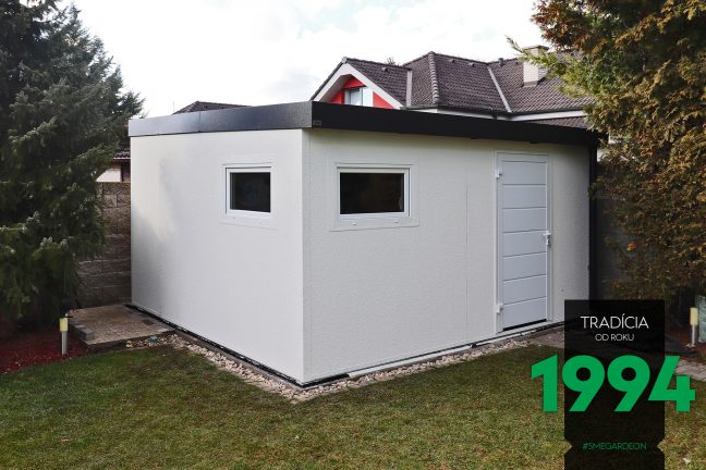Záhradný domček s bielymi dverami