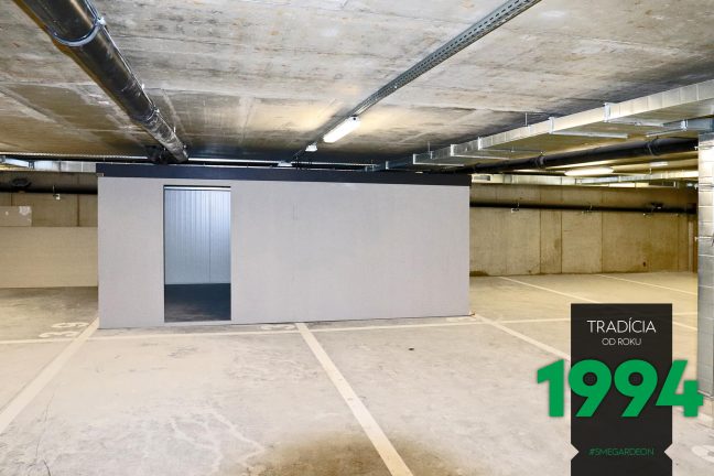 Záhradný domček s tmavou atikou