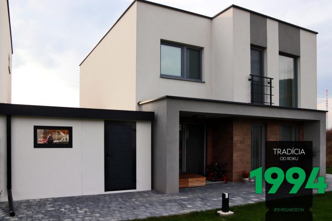 Záhradný domček s oknom a dverami