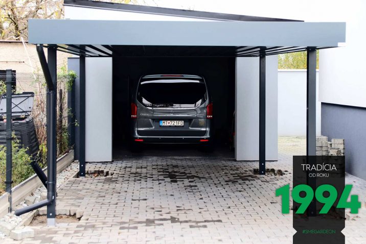 Auto zaparkované v garáži za prístreškom SIEBAU