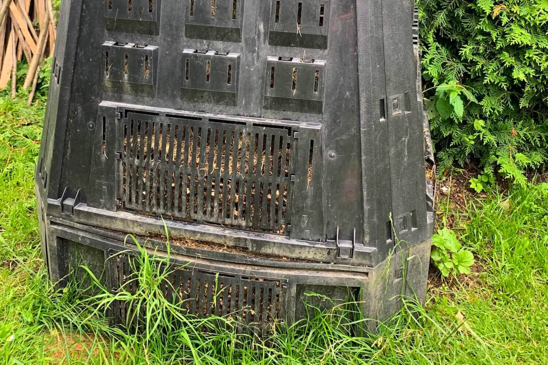 Čierny kompost&eacute;r.