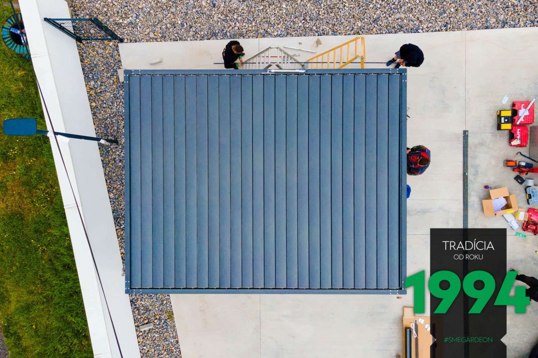 Pohľad na strechu bioklimatickej pergoly