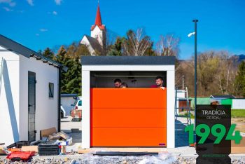 Červená garážová brána