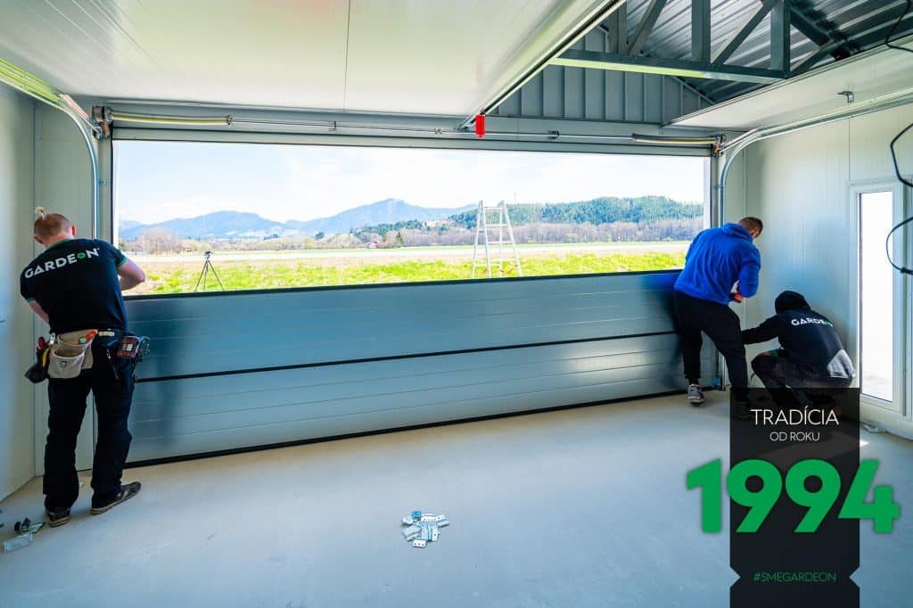 Mont&aacute;žnici montuj&uacute; gar&aacute;žov&uacute; br&aacute;nu