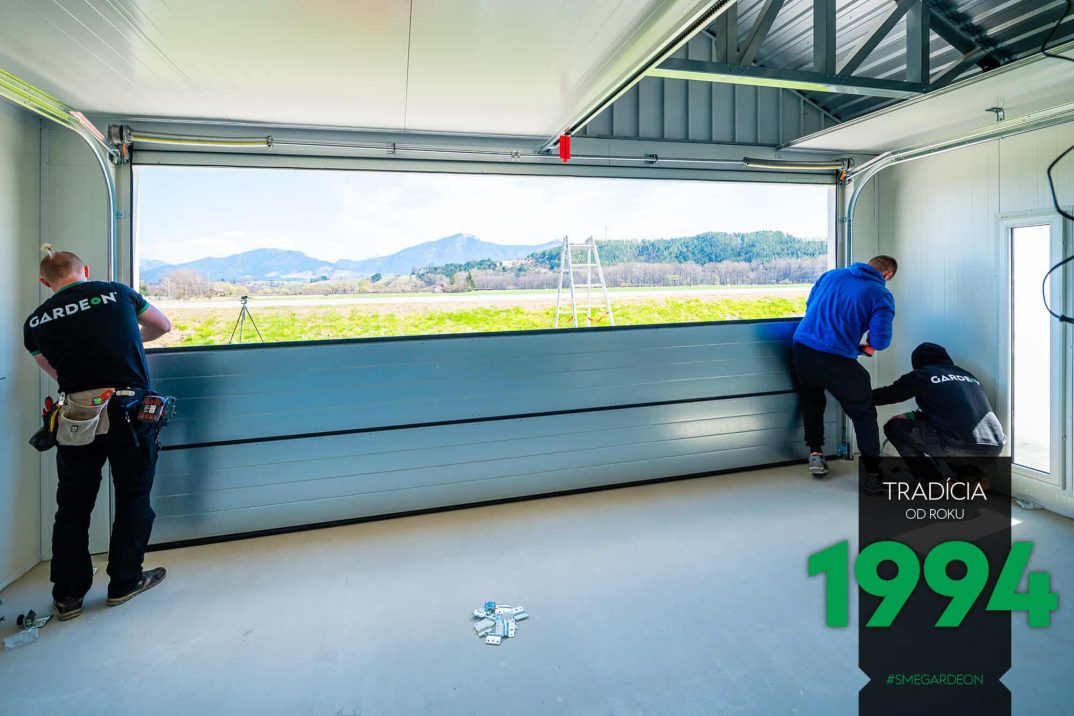 Montážnici montujú garážovú bránu