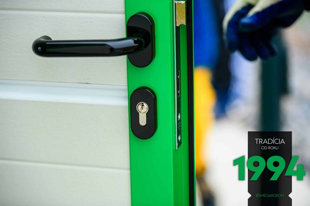 Detail na zelené dvere GARDEON