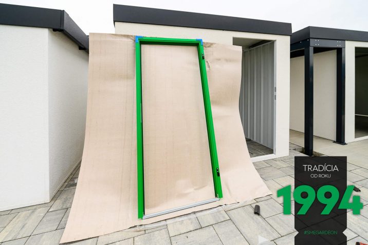 Opretý zelený rám dverí GARDEON