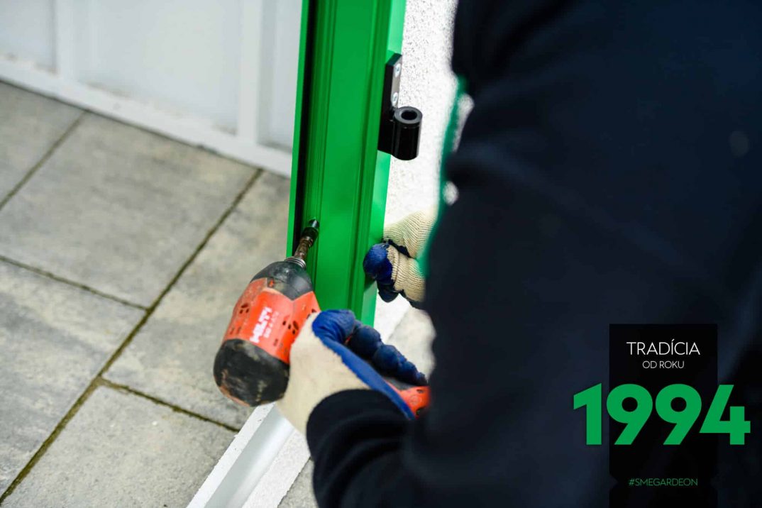 Vŕtanie šróbov do rámu dverí