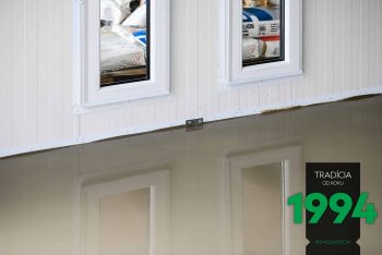 Dva svetlíky nad podlahou v garáži