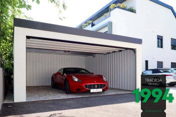 Auto zaparkované v dvojgaráži s neizolovanými stenami