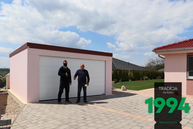 Spokojný zákazník s montážnikom pred dvojgarážou