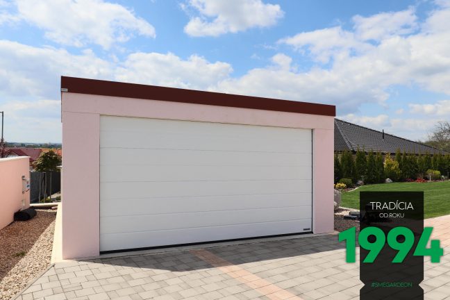 Dvojgaráž v ružovej omietke s bielou garážovou bránou