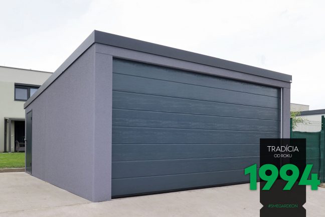 Garáž pre dve auta s tmavou garážovou bránou