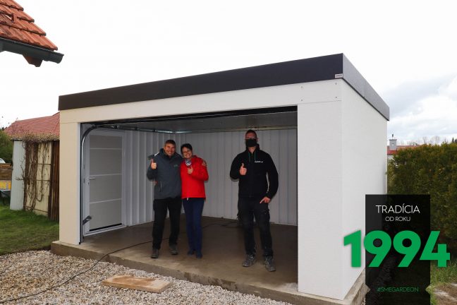 Spokojní zákazníci s montážnikom v garáži