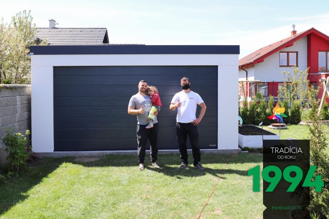 Spokojný zákazník s montážnikom pred dvojgarážou