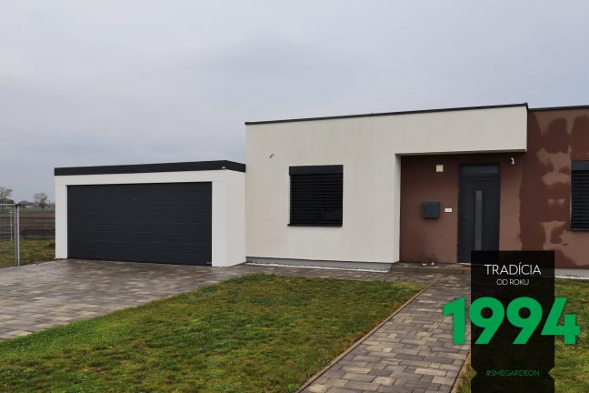 Dvojgaráž v bielej omietke s tmavou garážovou bránou