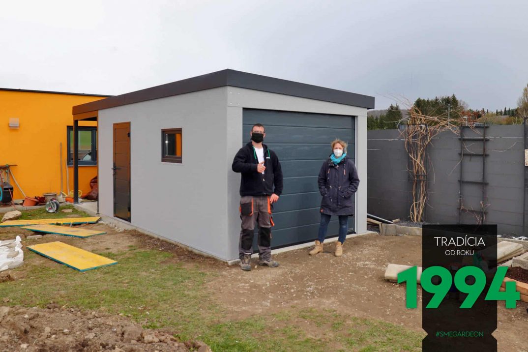 Garáž pre jedno auto s prístreškom