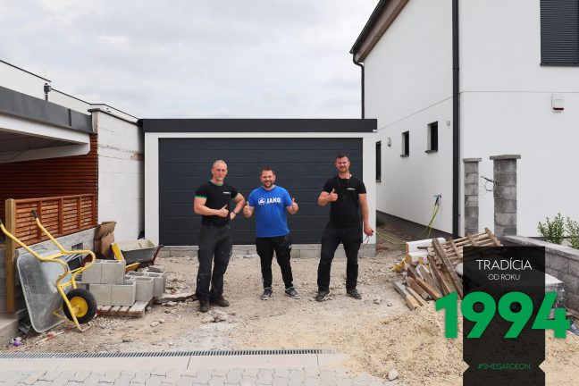 Spokojný zákazník s montážnikmi pred garážou