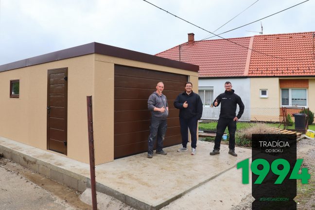 Spokojný zákazník s montážnikmi pred garážou pre jedno auto