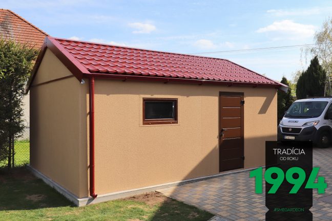 Garáž pre jedno auto so sedlovou strechou a izolovanými dverami