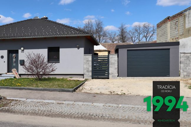 Garáž pre jedno auto s pultovou strechou pri dome