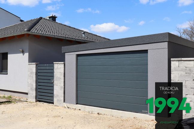 Garáž pre jedno auto s tmavou atikou