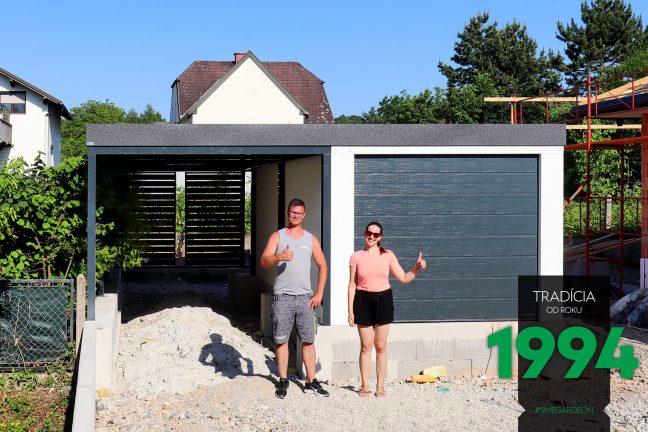 Spokojná zákazníčka s montážnikom pred garážou s prístreškom