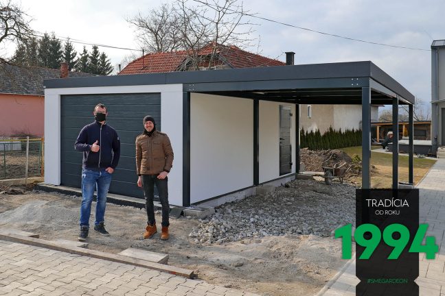 Spokojný zákazník s montážnikom pred garážou pre jedno auto s prístreškom