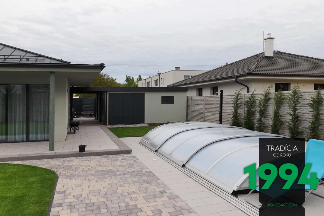 Dvojgaráž s prístreškom a garážovou bránou na zadnej strane