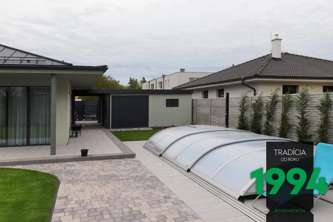 Dvojgaráž s prístreškom a garážovou bránou na zadnej strane