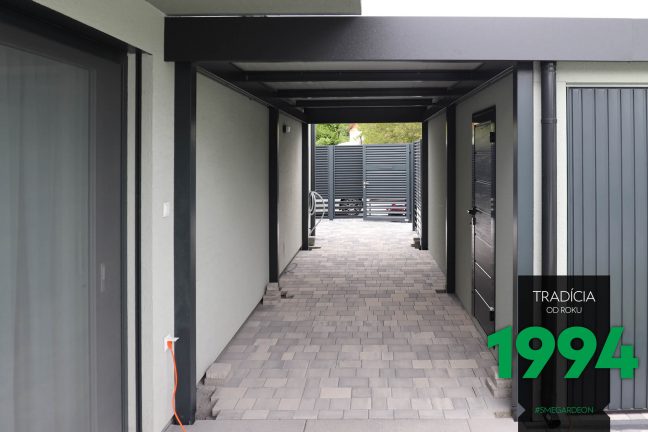 Prechod pod prístreškom dvojgaráže zozadu