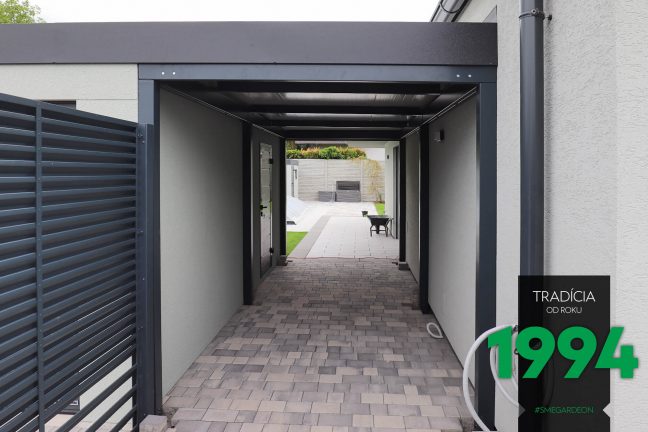 Prechod pod prístreškom dvojgaráže zpredu