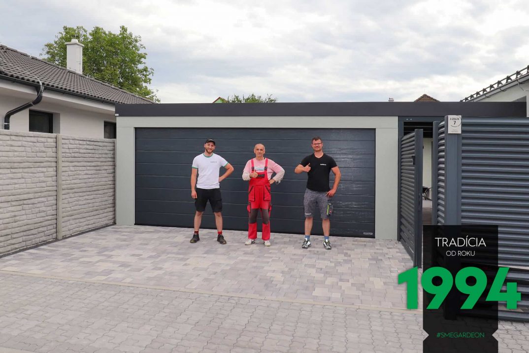 Spokojný zákazník s montážnikmi pred dvojgarážou