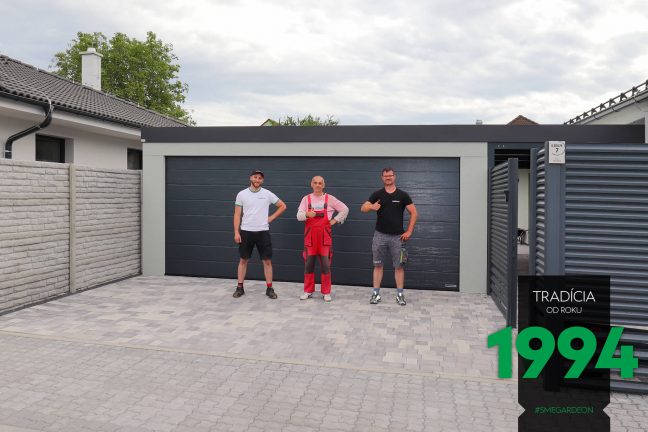 Spokojný zákazník s montážnikmi pred dvojgarážou