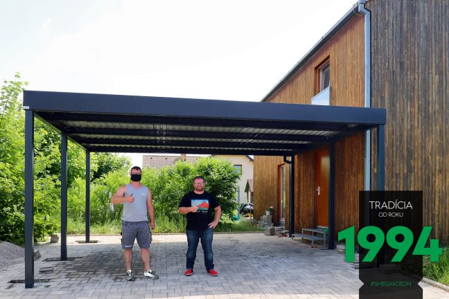 Spokojný zákazník s montážnikom pod prístreškom GARDEON pre dve autá